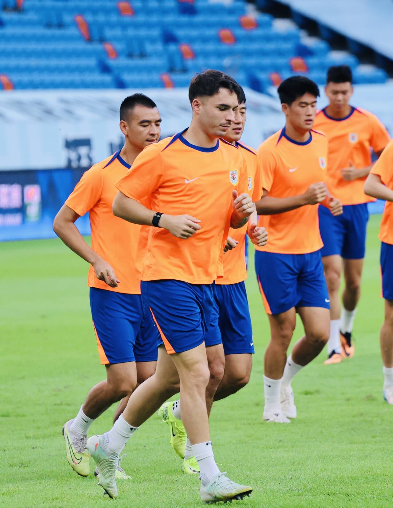 关于球队主力中场因伤将缺席下一场比赛的信息